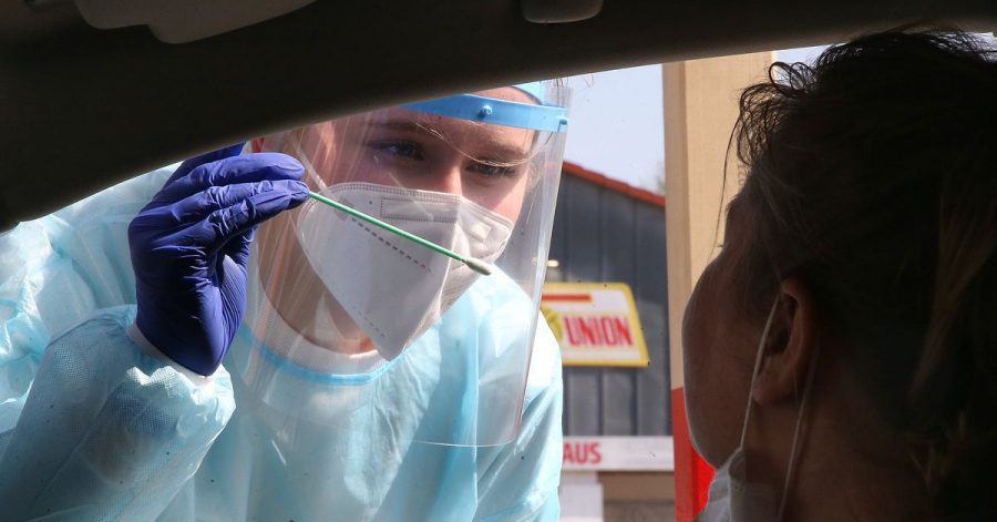 Immer noch wird in Deutschland nur ein Bruchteil der Abstriche auf Varianten des Coronavirus getestet.