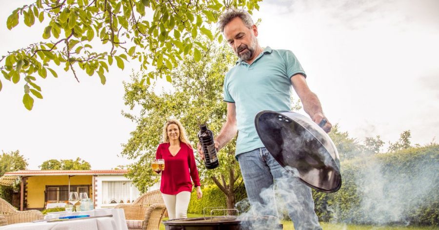 Beim Grillen kann einiges schief gehen: Eine Haftpflichtversicherung kann vor hohen Forderungen schützen.