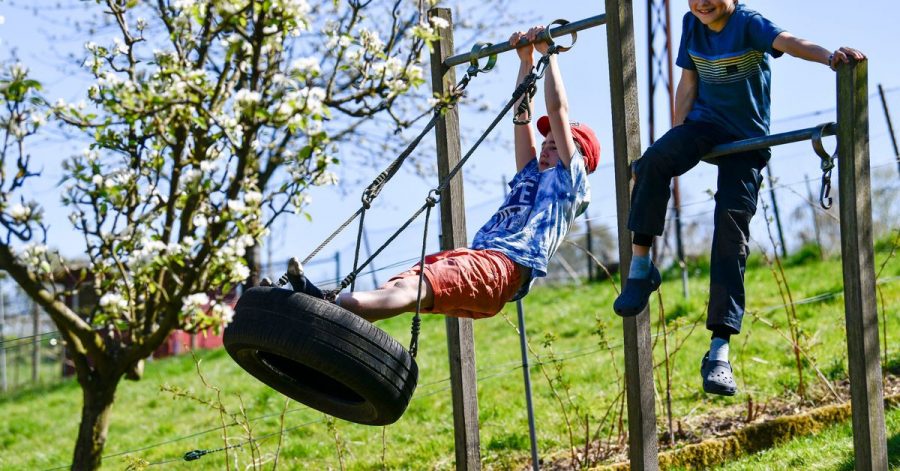 Endlich können die Kinder wieder im Garten toben - vorher sollten Eltern aber Gefahrenquellen rund ums Haus prüfen.