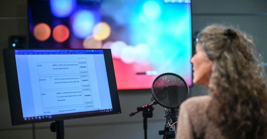 Schauspielerin Ulrike Johannson im Studio der Arena Synchron in Berlin.