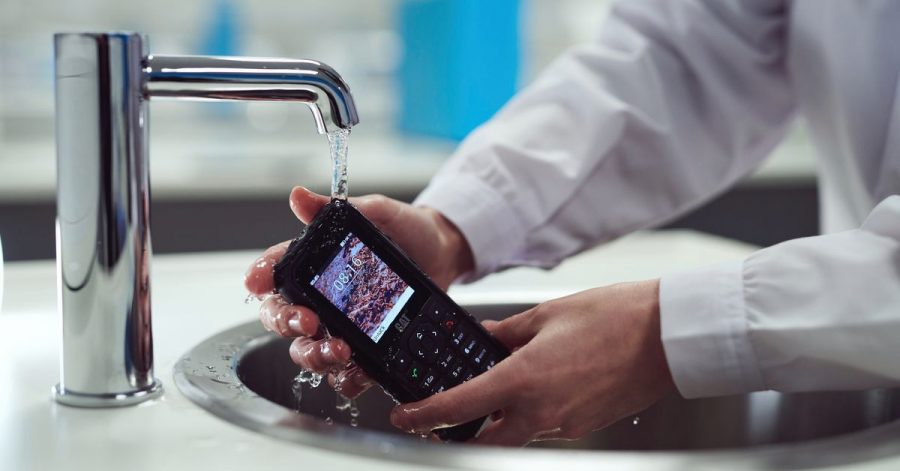 Das Cat B40 hält nicht nur Wasser stand, sondern lässt sich auch mit schärferen Reinigern wie Chlor oder Desinfektionsmitteln säubern.