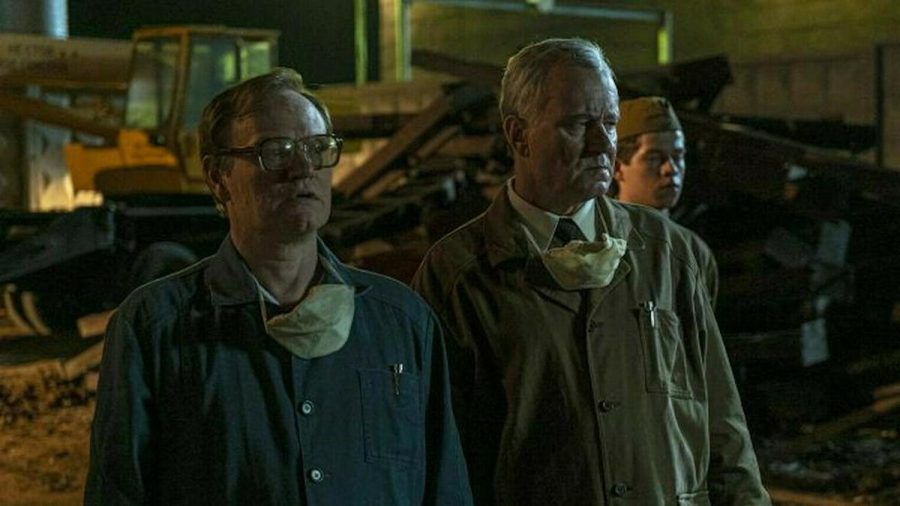 Waleri Legassow (Jared Harris, l.) und Boris Schtscherbina (Stellan Skarsgård) haben kaum noch Hoffnung, die Katastrophe abzuwenden (stk/spot)
