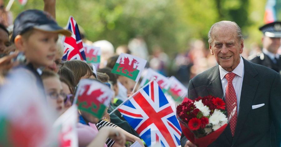 Der britische Prinz Philip besucht die Royal Dockyard Chapel in Wales.