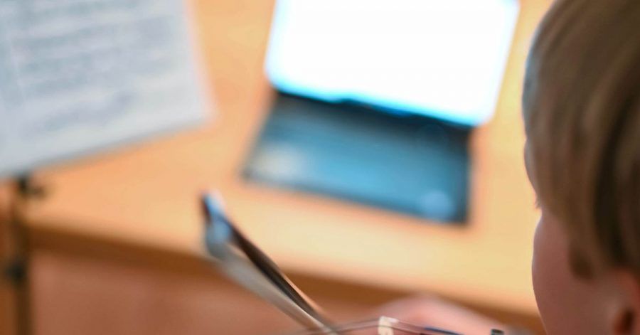 Der neun Jahre alte Benjamin übt vor seinem Computer mit seiner Geige. Seinen Lehrer hat er schon seit mehreren Monaten nicht mehr in echt gesehen.