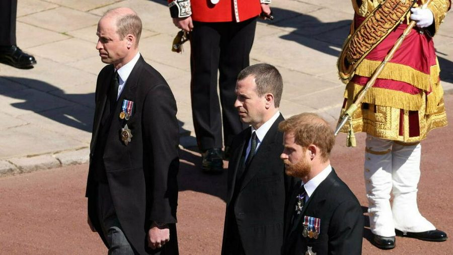 Prinz William (l.) und Prinz Harry (r.) liefen gemeinsam mit ihrem Cousin Peter Phillips hinter Prinz Philips Sarg. (wag/spot)