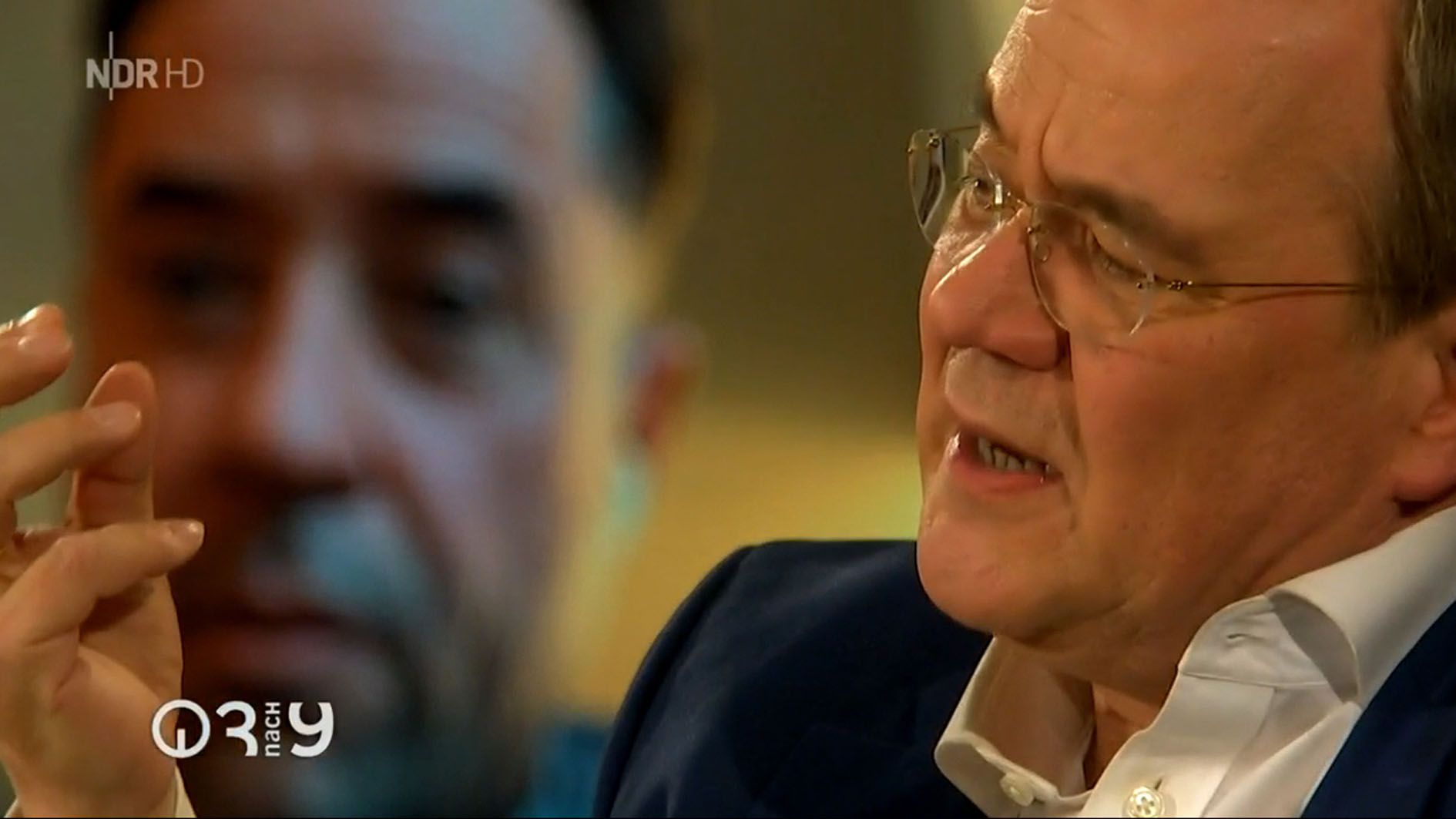 #allesdichtmachen: Jan Josef Liefers erklärt sich im TV und das sagt Laschet