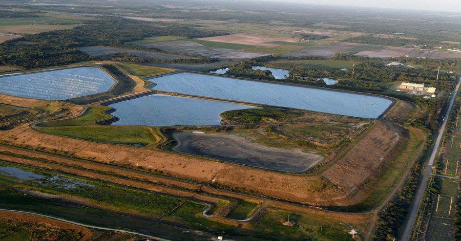 Blick auf ein Reservoir in der Nähe der alten Piney Point Phosphat Mine.