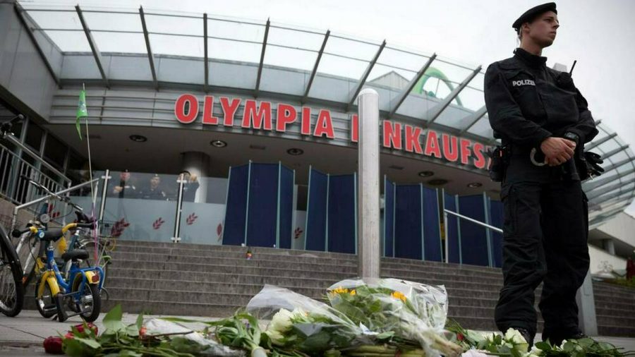 Nach dem Amoklauf 2016 im und am Olympia-Einkaufszentrum in München zeigten Menschen ihre Anteilnahme mit Kerzen und Blumen. (tae/spot)