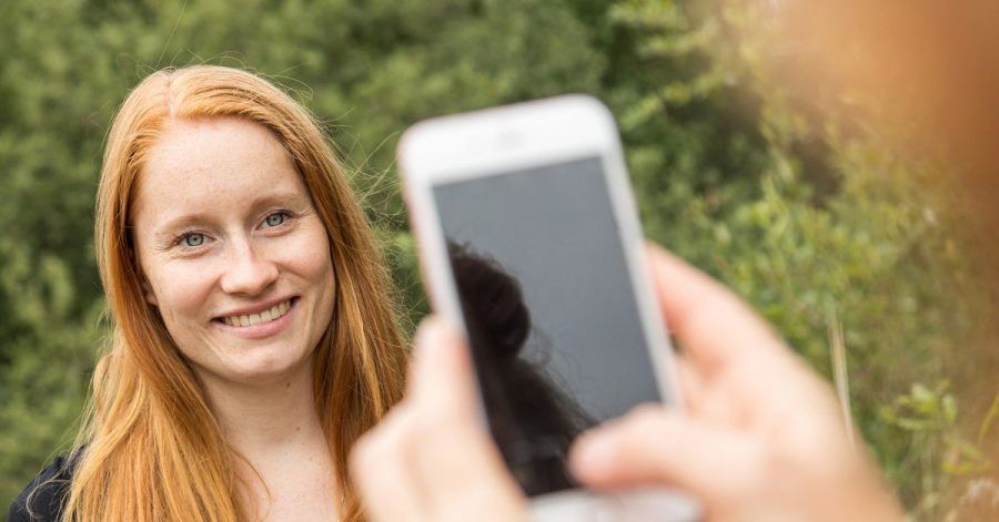 Wer mit der Handykamera Bewerbungsfotos macht, sollte auf die Brennweite achten, da durch die weitwinklige Linse das Gesicht schneller verzerrt wird.