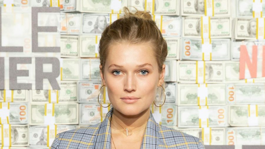 Model Toni Garrn zeigt ihren hübsch eingepackten Babybauch (ili/spot)