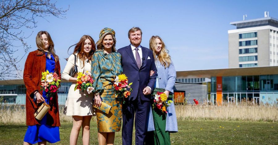 König Willem-Alexander (2.v.r) und Königin Maxima (m) mit ihren Töchtern Prinzessin Ariane (l), Prinzessin Alexia (2.v.l) und Prinzessin Amalia (r) in Eindhoven.