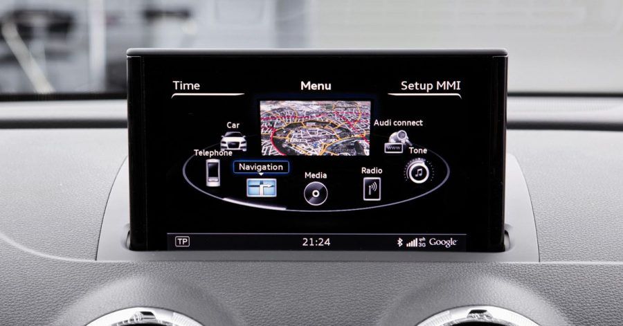 Ein Auto sammelt Daten, wenn ein Smartphone mit dem Infotainment-System gekoppelt wird.