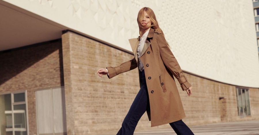 Britischer geht es nicht: Aber der Trenchcoat hat die Welt erobert. Inzwischen gibt es in vielen Varianten - hier als Twillmantel im Trenchcoat-Style von s.Oliver (ca. 160 Euro).