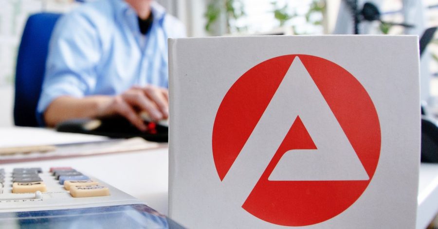 Wer seinen Job verliert, sollte sich bei der Arbeitsagentur melden. Die Zeiten der Arbeitslosigkeit zählen auch für die spätere Rente.