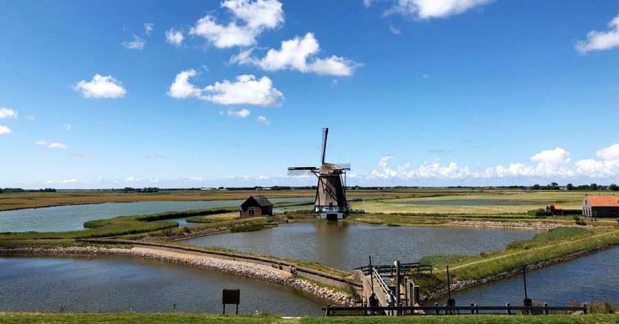 Buchstäblich malerisch: eine Windmühle an der Wattenseite der Insel, vom Deich aus gesehen.