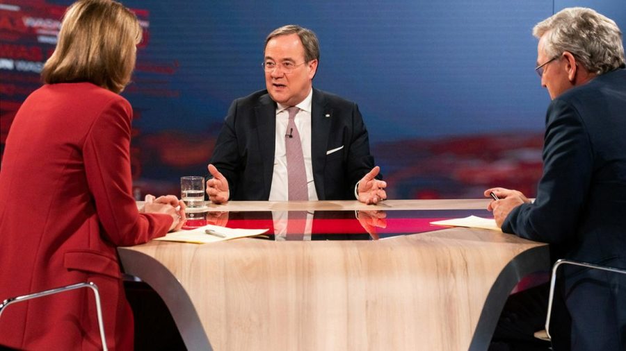 Armin Laschet (Mitte) im Gespräch mit Bettina Schausten und Peter Frey in der "Was nun, Herr Laschet?"-Sendung vom 25. Februar 2020. (jom/spot)
