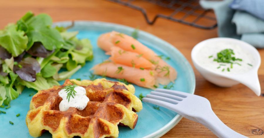 Der Kartoffelteig wird 5 bis 8 Minuten im Waffeleisen goldgelb zu Kartoffelwaffeln gebacken. Dazu passt Schnittlauch-Zitronen-Dip und Räucherlachs.
