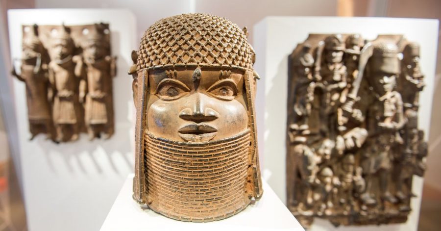 Drei Raubkunst-Bronzen aus dem Benin sind 2018 im Hamburger Museum für Kunst und Gewerbe in einer Vitrine ausgestellt.