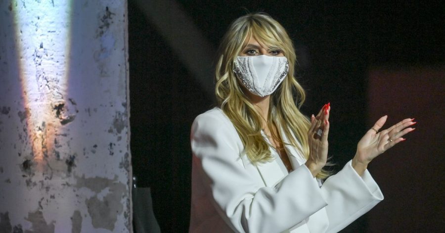 Model Heidi Klum mit einem Mundschutz bei einer Modenschau.