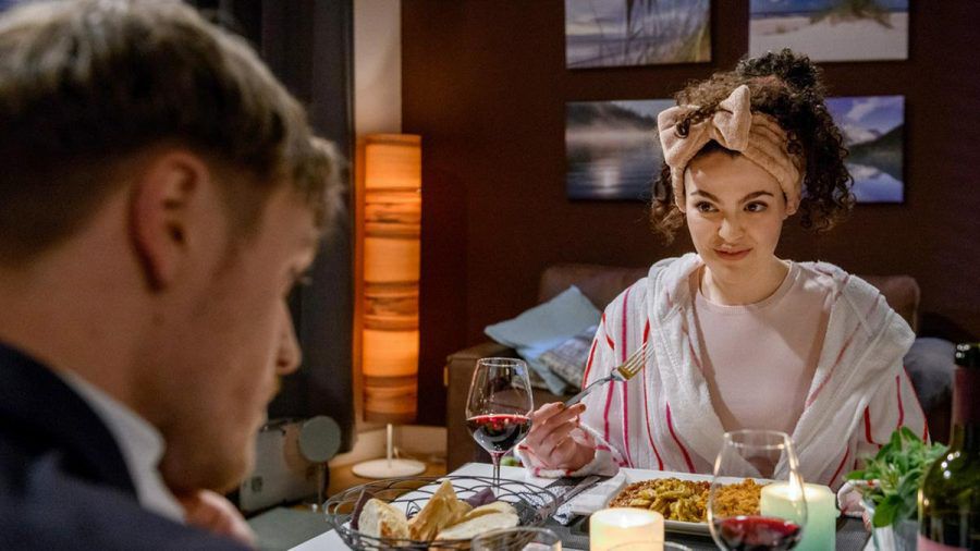 "Sturm der Liebe": Das Dinner mit Shirin verläuft für Max anders als geplant. (cg/spot)