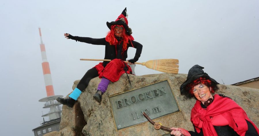 Irmgard Eggert und Hannelore Beyer aus Halberstadt sind am Walpurgistag im Hexenkostüm auf den Brocken gekommen.