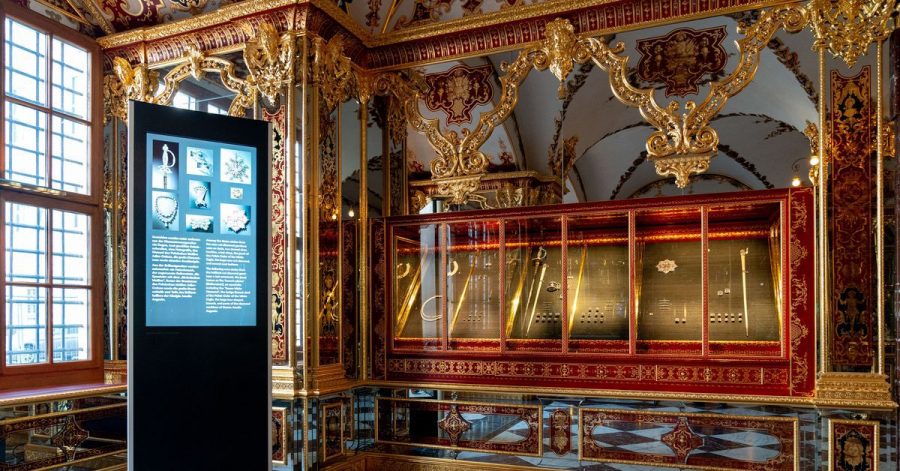 Knöpfe, Schnallen und Perlenketten sind zurück in der reparierten Vitrine im Grünen Gewölbe. Doch es gibt auch leere Stellen - dort, wo die geklauten Schmuckstücke lagen.