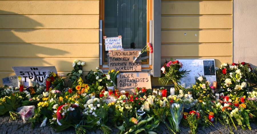 Blumen, Kerzen und Plakate liegen vor dem Eingang zur Einrichtung des diakonischen Anbieters Oberlinhaus.