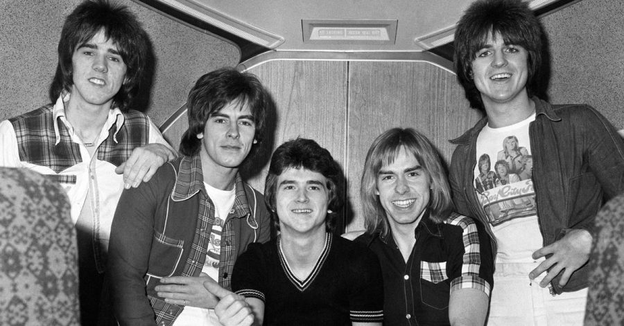Stuart Wood (l-r), Alan Longmuir, Leslie Mckeown, Derek Longmuir und Eric Faulkner warten in einem Jumbo-Jet auf dem Londoner Flughafen Heathrow auf den Abflug zu einer Tournee durch Australien (1975).