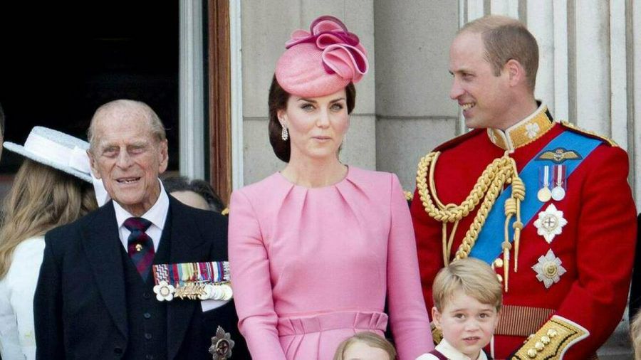 Prinz William (re.) trauert mit der britischen Königsfamilie um Prinz Philip. (cos/spot)