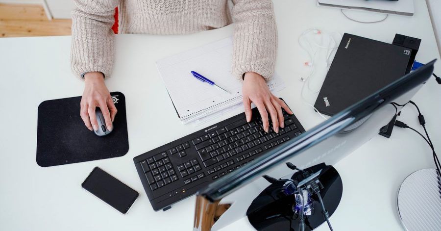 Wer sich für das Homeoffice einen neuen Monitor zulegen will, steht vor einer riesigen Auswahl. Experten raten, besonders bei günstigen Modellen genauer hinzuschauen.