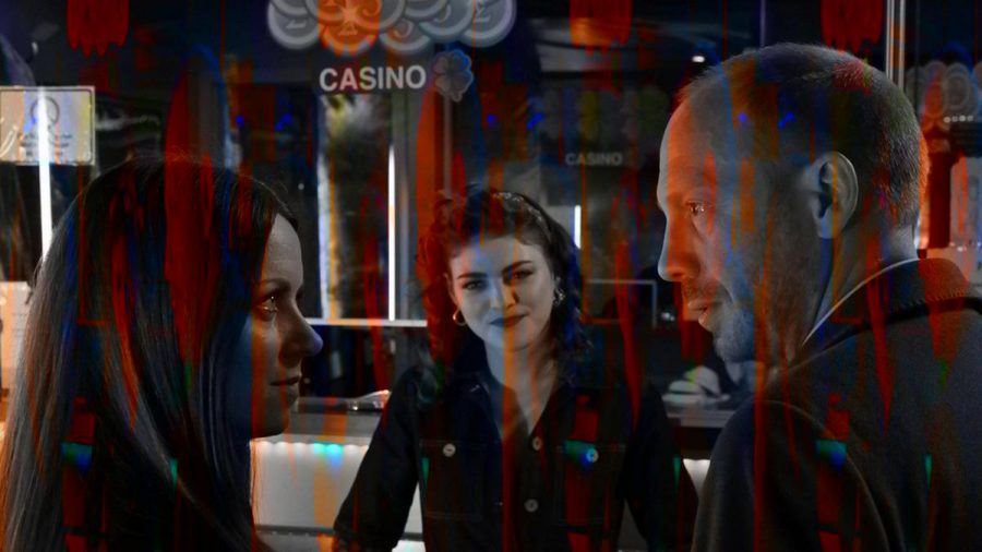 "Herr und Frau Bulle: Alles auf Tod": Heiko Wills (Johann von Bülow) und Yvonne Wills (Alice Dwyer, l.) befragen Verena (Johanna Polley), eine Mitarbeiterin des Casinos (cg/spot)