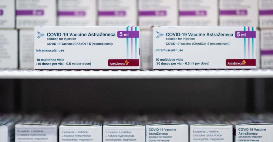 Der Impfstoff der Firma Astrazeneca lagert in einem Kühlschrank.