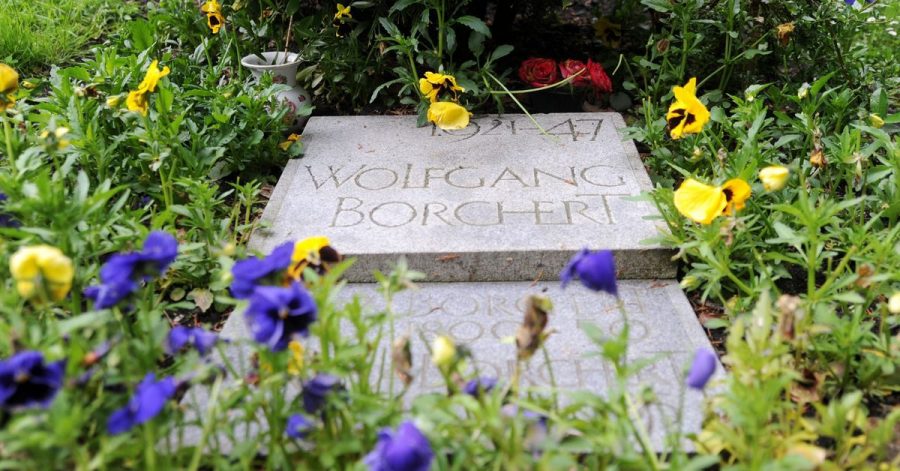 Blumen liegen auf dem Grab des Schriftstellers Wolfgang Borchert auf dem Friedhof Ohlsdorf in Hamburg.