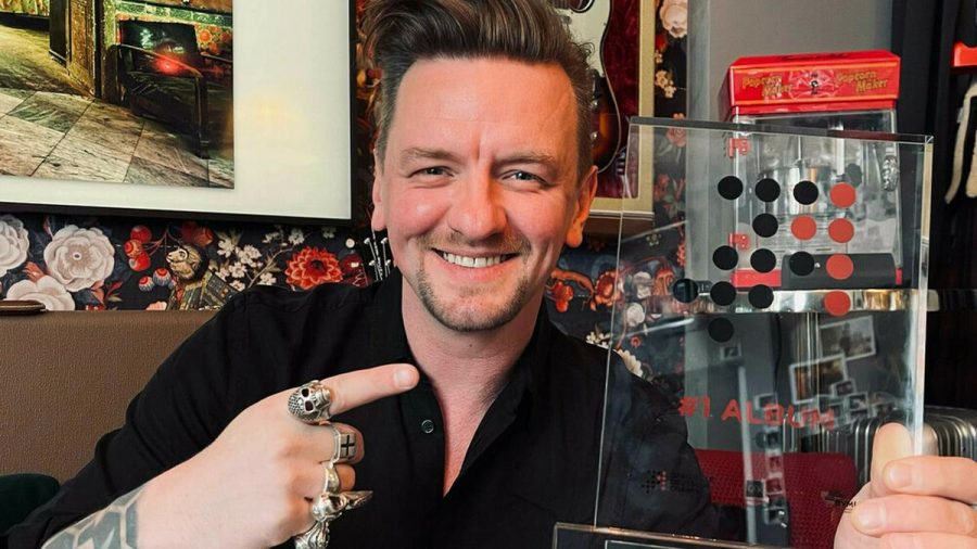 Ben Zucker freut sich über seinen zweiten "Nummer 1 Award" (rto/spot)