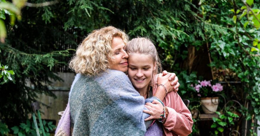 «Zum Glück zurück»: Die Hippie-Luise (Michaela May, l) umarmt ihre Enkelin Mascha (Luisa Römer).