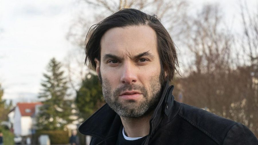Max Simonischek in "Laim und die Tote im Teppich". (obr/spot)