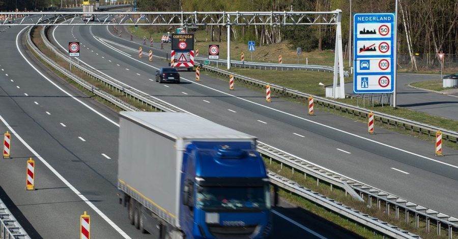 Ein Fahrerwechsel mitten auf der Autobahn? Für die niederländische Polizei eine «der größten Dummheiten, die man machen kann». (Symbolbild)