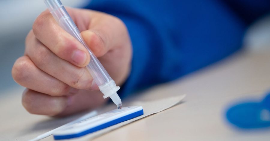 Eltern sollten ihren Kindern beim Thema Testpflicht keine Verweigerungshaltung vorleben, rät Familiencoach Kira Liebmann.