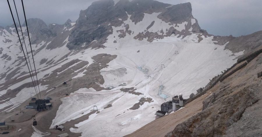 Der Gletscher auf der Zugspitze ist mit Schnee bedeckt. In den nächsten Jahrzehnten werden die Gletscher in den bayerischen Alpen wohl verschwinden.