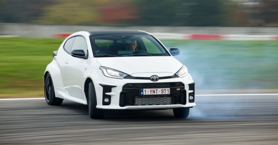 Im Autotest glänzt der Toyota Yaris GR mit einer gelungenen Abstimmung. Zudem behalten die Gummis auf den 18-Zoll-Felgen selbst bei maximal 360 Nm ihre Haftung.