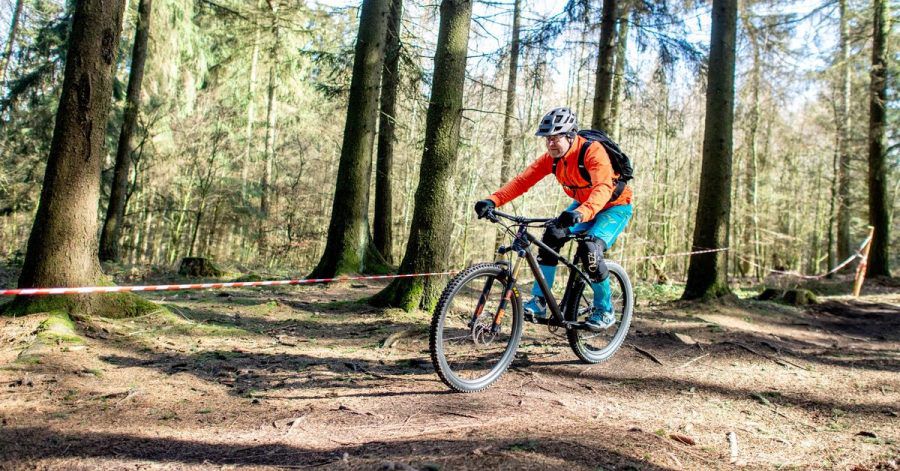 Sportlich mit dem Rad unterwegs: Doch was tun, wenn Kettenfett und Nabenöl die Sportkleidung verschmutzt haben?