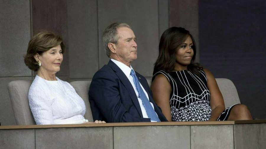 Laura Bush (l.), George W. Bush und Michelle Obama (r.) 2016 bei der Eröffnung des Museums für afroamerikanische Geschichte und Kultur in Washington D.C. (wag/spot)