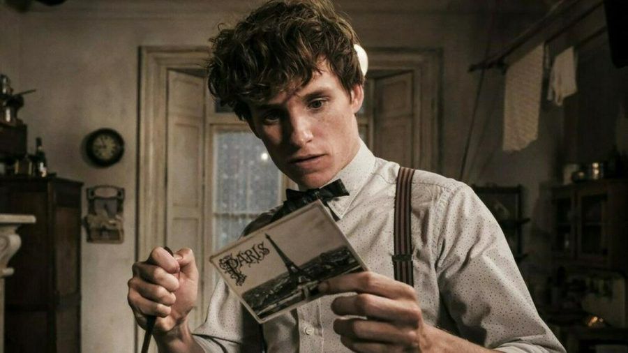 "Phantastische Tierwesen 2: Grindelwalds Verbrechen": Newt Scamander (Eddie Redmayne) erhält eine alarmierende Nachricht (cg/spot)