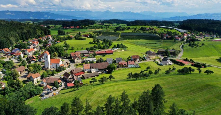 Viele Menschen wollen im Alter lieber im Grünen leben als in der Stadt. Wichtig sind ihnen laut Umfrage auch kurze Wege zu Ärzten und Supermärkten.