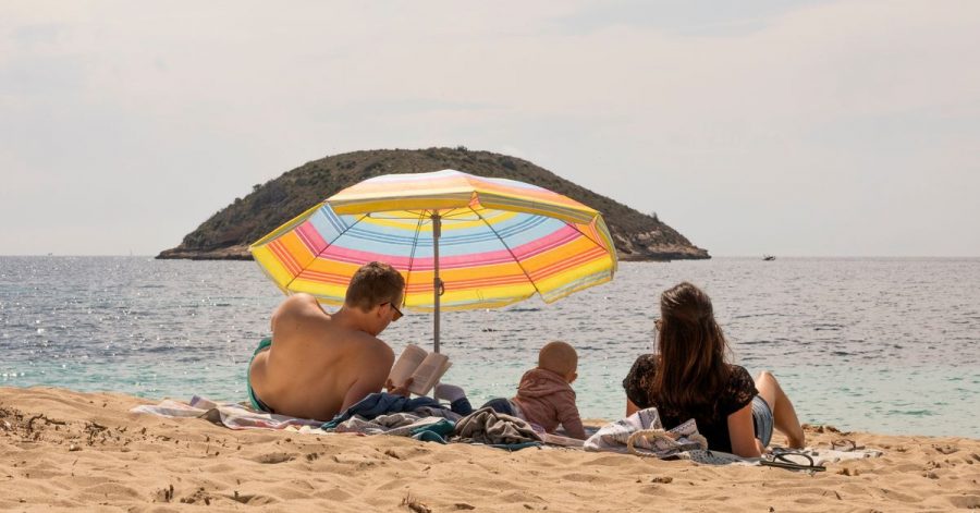 Unbeschwerte Tage ohne Corona - das versprechen derzeit viele Urlaubsinseln im Mittelmeer. Der Wettkampf um die Touristen hat begonnen.