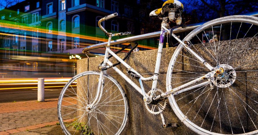 Fahrzeuge fahren an einem sogenannten «Ghost Bike» vorbei, welches an einer Kreuzung in Hannover an einen tödlich verunglückten Fahrradfahrer erinnert.