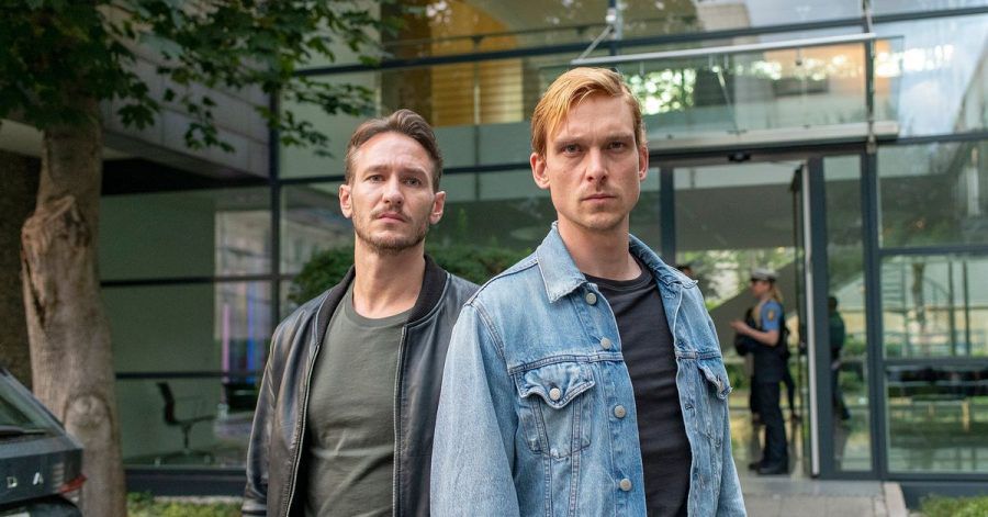 Die Hauptkommissare Leo Hölzer (Vladimir Burlakov) und Adam Schürk (Daniel Sträßer) vor dem Kommissariat in Saarbrücken.