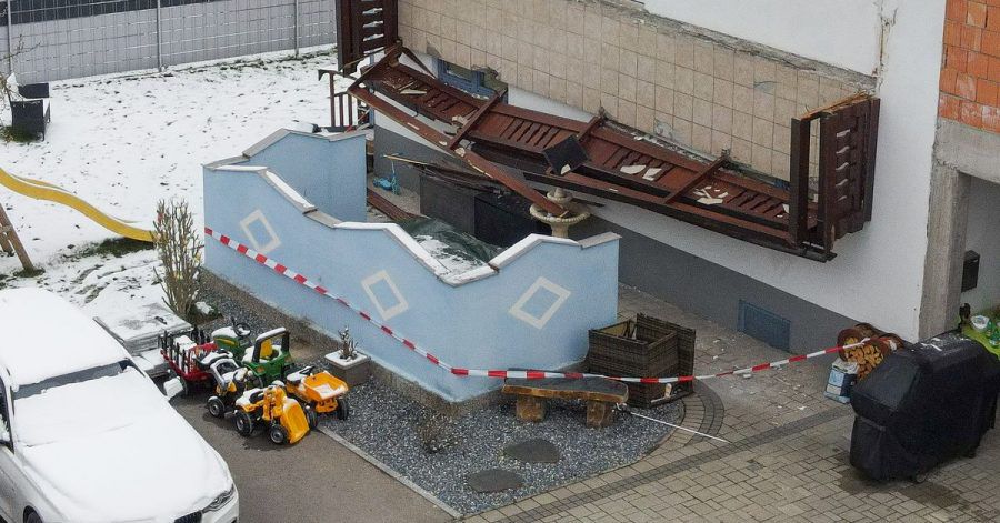 Ein abgestürzter Balkon hängt senkrecht an einer Hauswand. Drei Frauen und ein Kleinkind sind dreieinhalb Meter abgestürzt.