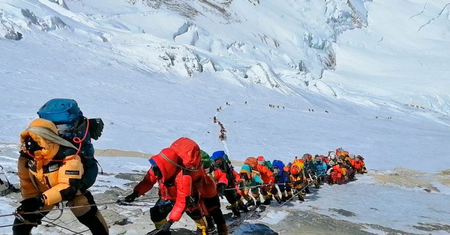 In einer langer Schlange klettern Bergsteiger auf einem Pfad knapp unterhalb von Lager vier.