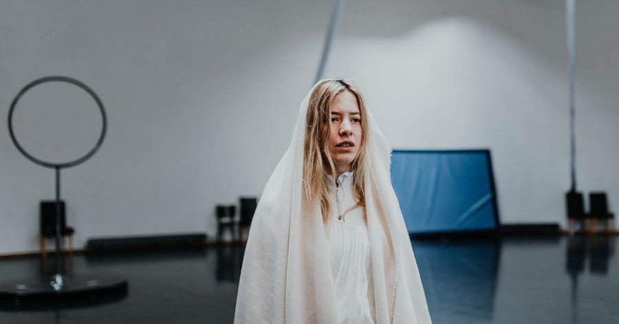 Valentina Schatzer als Maria Magdalena auf Probebühne im Festspielhaus Neuschwanstein für den Film Passion 2:1.
